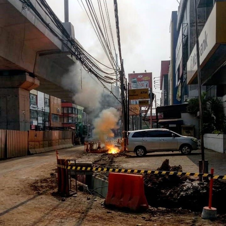 Tiang Listrik Terkeruk Backhoe, Kabel PLN Terbakar di Melawai Tiang Listrik Terkeruk Backhoe, Kabel PLN Terbakar di Melawai