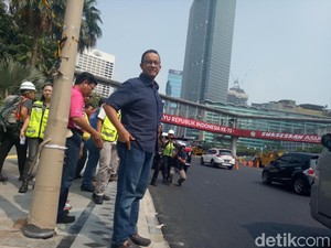 Anies Tinjau Revitalisasi Trotoar di Sudirman-Thamrin