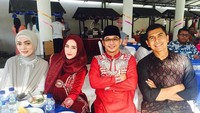 Hadir dalam acara jamuan makan siang, Adelia dan Pasha kompak memilih hidangan bakwan Malang dan tahu goreng. Foto: Instagram @adeliapasha Foto: Instagram @adeliapasha