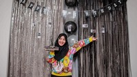 Ini momen ulang tahun Fatin. Ia berpose ceria sambil memegang kue tart.  Foto: instagram @fatin30
