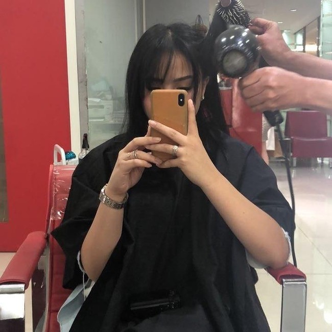 Potongan rambut sebahu berponi renggang yang tren di kalangan wanita Korea itu pun membuat ibu Raffatar ini makin terlihat muda. Foto: Instagram @raffinagita1717