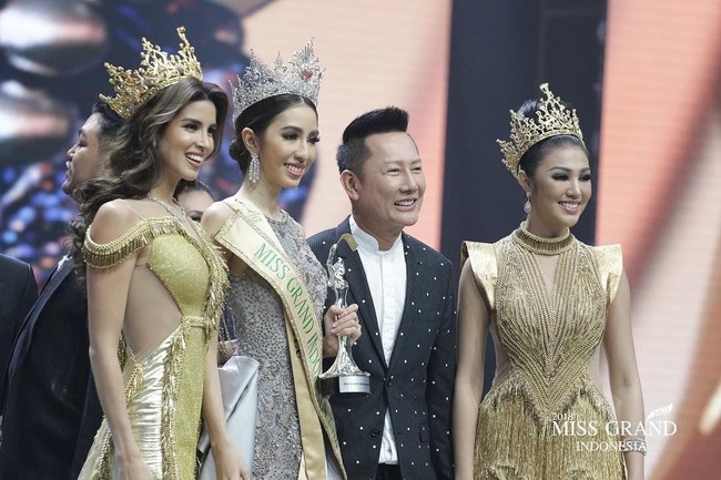 Sebagai pemenang Miss Grand Indonesia 2018, Nadia Purwoko mendapat mahkota yang dihiasi 7640 berlian, 148 permata rubi dan emas putih seberat 780 gram. Mahkota tersebut nilainya mencapai Rp 3 miliar. Foto: Dok. Instagram @officialmissgrandindonesia, @nadiapurwoko
