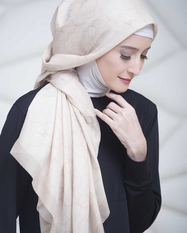 Selain mengembangkan bisnis hijab, Inneke dan Marini juga membuat buku berjudul ‘Hi, Darl’. Buku tersebut menceritakan perjalanan hidup dan persahabatan mereka. Foto: Instagram Inneke Koesherawati