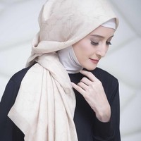 Selain mengembangkan bisnis hijab, Inneke dan Marini juga membuat buku berjudul ‘Hi, Darl’. Buku tersebut menceritakan perjalanan hidup dan persahabatan mereka. Foto: Instagram Inneke Koesherawati