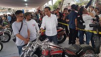 Jokowi melihat-lihat motor modifikasi lainnya di Otobursa Tumplek Blek 2018. Foto: Rangga Rahadiansyah