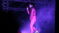 Lorde tampak menawan dengan setelah berwarna merah. Foto: Asep Syaifullah