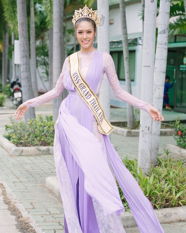 Banyak juri dan netizen yang terpukau pada Namoey karena memiliki kecantikan yang memesona, senyuman memikat, dan pengetahuan yang luas.  Foto: Instagram @moss_cnp