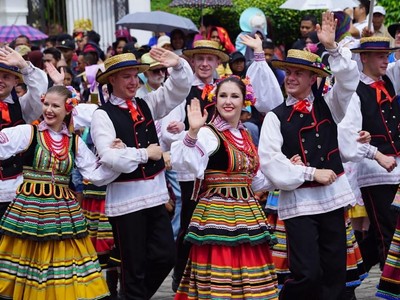 Budaya Adat Lokal dan Asing Tumpah Ruah di Parade Erau Kutai Budaya Adat Lokal dan Asing Tumpah Ruah di Parade Erau Kutai