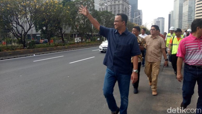Anies Targetkan Trotoar Sudirman-Thamrin Selesai Akhir Bulan Ini Anies Targetkan Trotoar Sudirman-Thamrin Selesai Akhir Bulan Ini