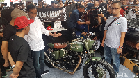 Ditanya soal motor Gibran, Jokowi mengacungkan jempol. Dia bilang, motor modifikasi milik anaknya itu bagus. Foto: Rangga Rahadiansyah