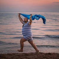 Pria botak dengan tato di kedua tangannya ini pun terlihat luwes dalam setiap jepretan fotonya yang menikmati keindahan pantai.   Foto: Facebook Vodolazky