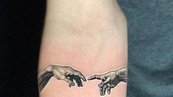 Dua jari yang saling menunjuk. Foto: Istimewa