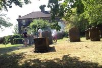 Hii.. Seram! Orang-orang Ini Gelar Pesta BBQ di Atas Batu Nisan Kuburan