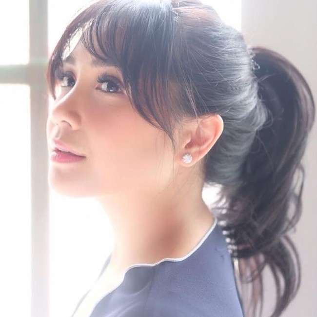 Apalagi Nagita menerapkan riasan yang tidak terlalu berat dan bernuansa segar sehingga semakin ala Korea. Foto: Instagram @raffinagita1717