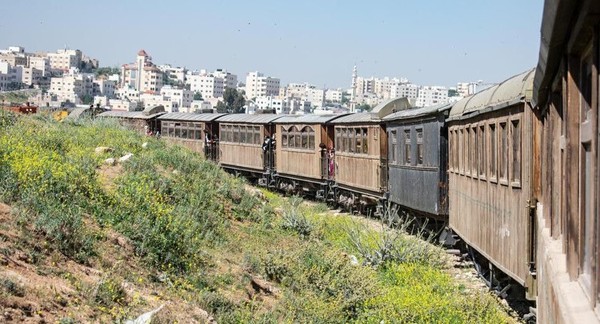 Saat ini, lokomotif kereta uap terparkir di stasiun utama kereta api Amman. Setelah sekian tahun beberapa bagian Jalur Kereta Api Hejaz dihidupkan kembali. Israel membuka bagian Haifa ke Beit Shean pada tahun 2016 (Amanda Ruggeri/BBC Travel)