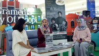 Marini Zumarnis merilis buku ‘Hi Darl’. Foto: Veynindia Esaloni Pardede
