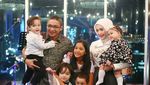 Manisnya Pose Ngeteh Adelia Pasha, Istri dari Politisi dan Musisi Pasha Ungu