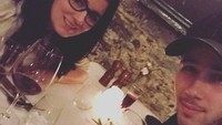 Bersama dua saudaranya, Kevin dan Joe, Nick sukses dikenal sebagai Jonas Brothers. Ini bukti kedekatan Nick dan sang ibu saat makan malam merayakan ulang tahun ibunya. Foto: Instagram nickjonas