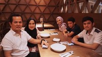 Makan bersama juga jadi agenda rutin keluarga ini. Terlihat kedua orang tua Fatin dan juga dua adiknya. Wah mau makan apa nih?  Foto: instagram @fatin30