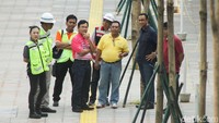 Anies didampingi Asisten Pembangunan dan Lingkungan Hidup Yusmada Faizal serta Dirut MRT William Syahbandar.