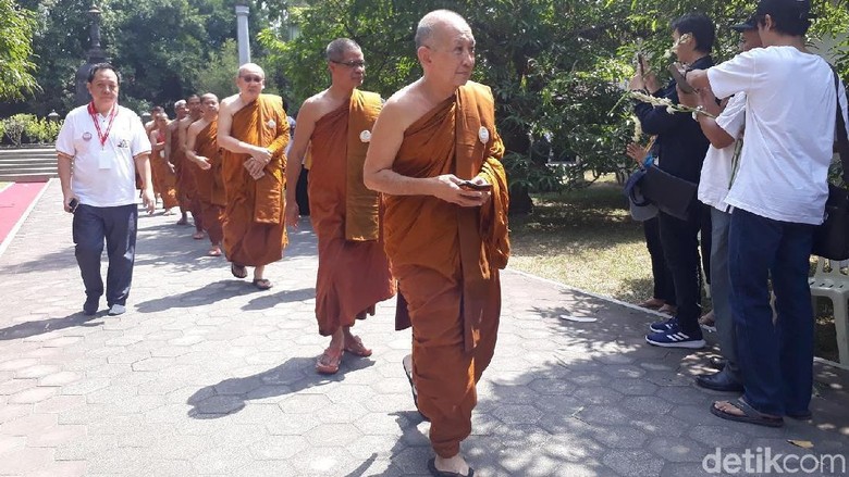 Umat Buddha Indonesia Ikuti Pembacaan Kitab Suci Tipitaka Umat Buddha Indonesia Ikuti Pembacaan Kitab Suci Tipitaka
