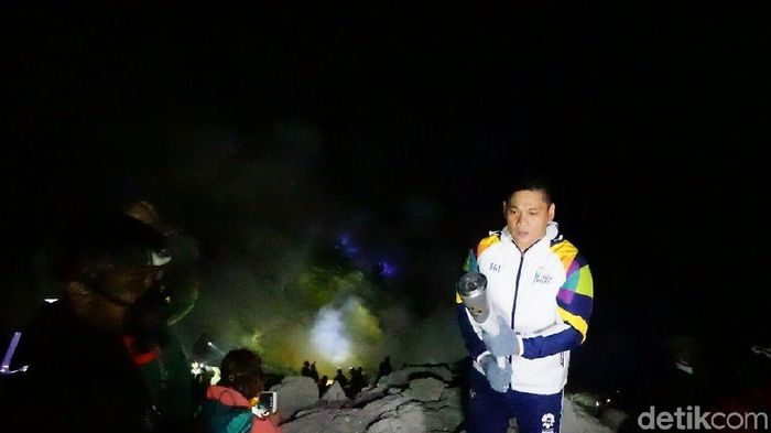Pino Bahari saat membawa obor Asian Games 2018 ke Puncak Ijen, Sabtu (21/7/2018). (Foto: Ardian Fanani/detikSport) Pino Bahari saat membawa obor Asian Games 2018 ke Puncak Ijen, Sabtu (21/7/2018). (Foto: Ardian Fanani/detikSport)