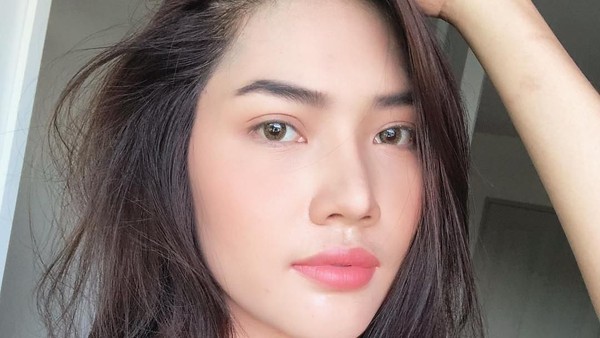 Terpikat Gadis Desa yang Sujud di Depan Ortu Usai Menang Kontes Kecantikan