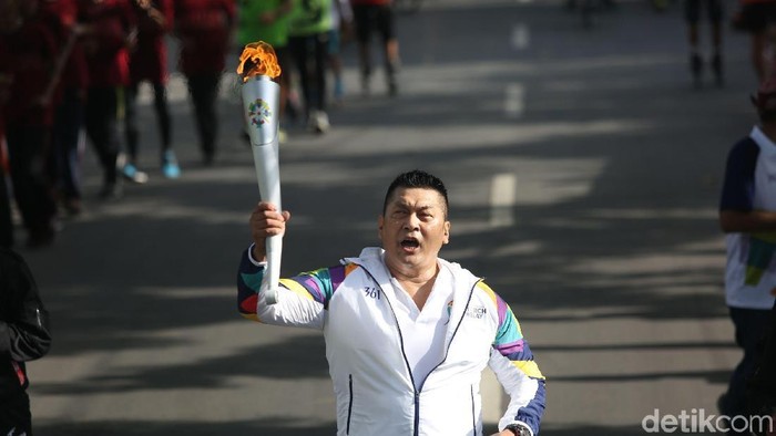 Artis Donny Kesuma turut memeriahkan orch Relay atau Pawai Obor Asian Games di banyuwangi, Jawa Timur.