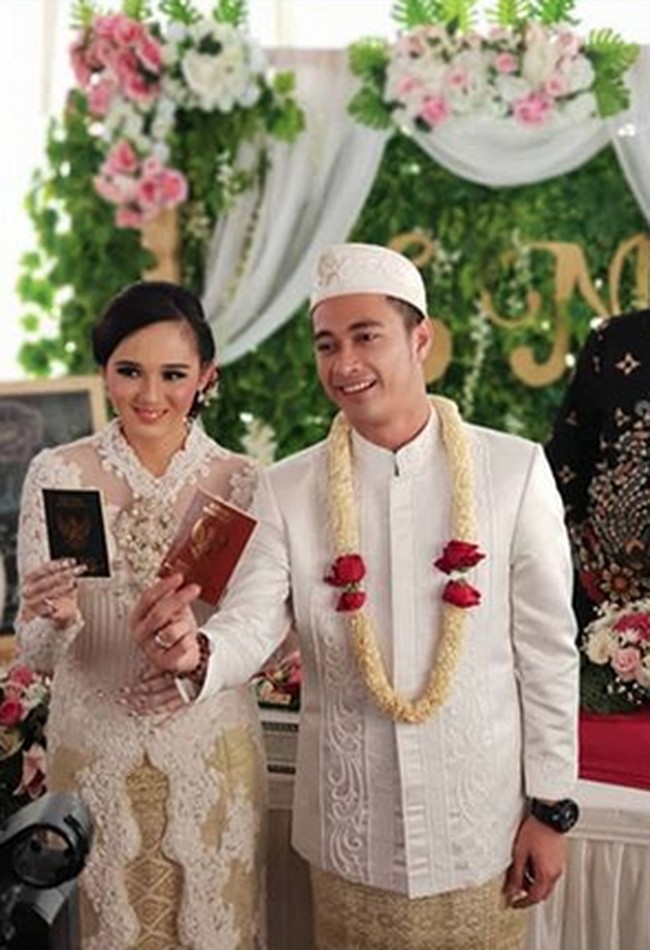 Tujuh tahun menikah, aktor Eza Gionino digugat cerai istrinya Meiza Aulia pada 3 September 2025. Rumah tangga kerap terlihat adem ayem, keputusan ini mengejutkan publik. Eza sendiri bahkan mengaku kaget dengan keputusan yang diambil Meiza. Foto: Ist