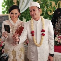 Tujuh tahun menikah, aktor Eza Gionino digugat cerai istrinya Meiza Aulia pada 3 September 2025. Rumah tangga kerap terlihat adem ayem, keputusan ini mengejutkan publik. Eza sendiri bahkan mengaku kaget dengan keputusan yang diambil Meiza. Foto: Ist