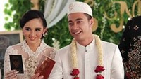 Eza Gionino dan Meiza Aulia memamerkan buku nikahnya. Foto: Ist