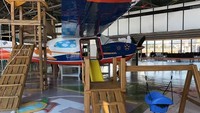 Pesawat rusak ini disulap jadi tempat bermain anak di bandar. Istimewa/boredpanda.