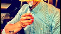 Sedang pose iseng di restoran, kira-kira makanan apa yang dijadikan kumis oleh Nick ya? Foto: Instagram nickjonas