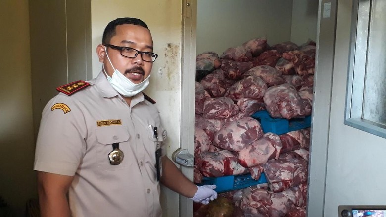 Ditutupi Pisang, 4,6 Ton Daging Celeng Diamankan di Merak Ditutupi Pisang, 4,6 Ton Daging Celeng Diamankan di Merak