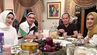Adelia dan Pasha juga akrab lho dengan keluarga Inggrid Kansil. Makan malam jadi cara mereka untuk berkumpul bersama. Foto: Instagram @adeliapasha