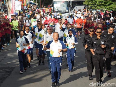 Kapolrestabes Surabaya bawa obor Asian Games 2018/