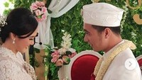 Eza Gionino memasangkan cincin kawinnya ke Meiza Aulia. Foto: Ist
