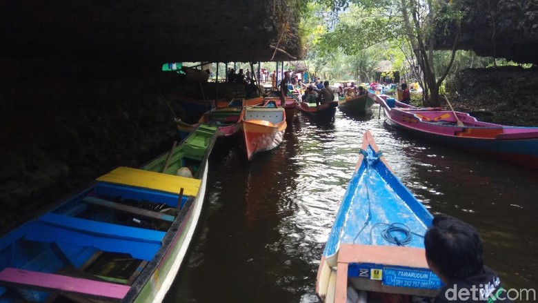 Transportasi menggunakan perahu jenis jolloro di karst Rammang-rammang di Maros (Moehammad Bakrie/detikTravel) Transportasi menggunakan perahu jenis jolloro di karst Rammang-rammang di Maros (Moehammad Bakrie/detikTravel)