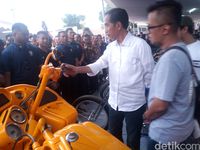 Motor Beragam Warna Dipamerkan, Jokowi Tertarik yang Biru Tua