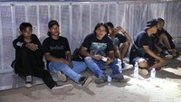 Para penonton menanti band idola manggung. Foto: Hanif Hawari