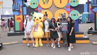 Banyak penonton pria memilih mengenakan celana pendek selutut yang sedang hits. Foto: Asep Syaifullah