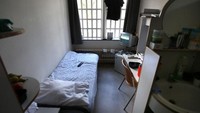 Narapidana di penjara Norgerhaven di Veenhuizen, Belanda, memiliki tempat tidur, perabotan, kulkas, dan TV di sel mereka, serta kamar mandi pribadi.  Istimewa/Boredpanda.