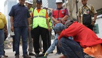 Padahal sebelumnya, Pemprov DKI menargetkan trotoar tersebut sudah bisa selesai pada hari ini. Pejalan kaki seharusnya sudah bisa melintasi trotoar pada pada 31 Juli ini.