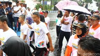 Walaupun hujan, peserta tetap antusias mengikuti funwalk tersebut.