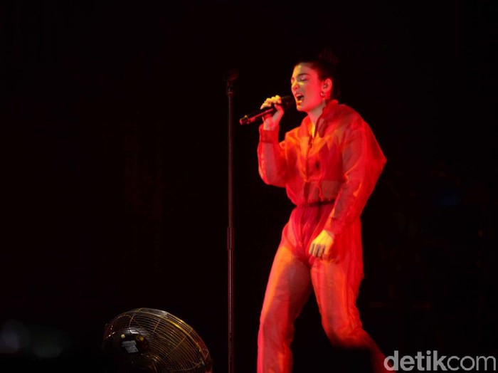 Harap Tenang, Lorde Sedang Belajar Main Piano