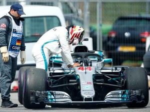 Saat Hamilton Berupaya Keras Dorong Mobilnya di Kualifikasi GP Jerman