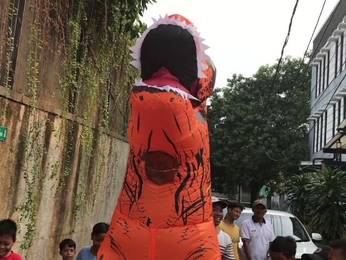 Richard Kyle Jadi Dinosaurus Orange di Pesta HUT Putra Jessica Iskandar