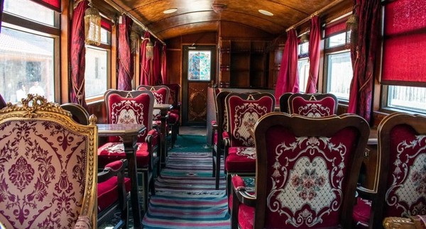 Perjalanan sebelumnya bisa berminggu-minggu dengan karavan unta. Interios Kereta Api Hejaz (Amanda Ruggeri/BBC Travel)