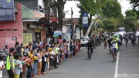 Tak hanya anak-anak, para warga Banyuwangi juga ikut turun ke jalan.
