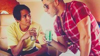 Sama seperti anak muda lainnya yang bersemangat ke Coachella, Nick pun ingin datang ke festival musik hits ini. Sebelumnya, di pesawat pribadi ia mencicip minuman soda kalengan. Foto: Instagram nickjonas